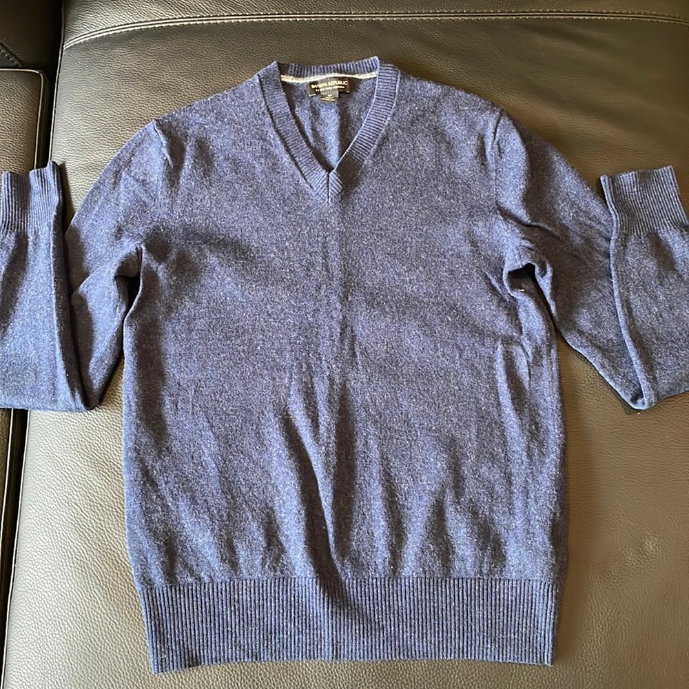 Mens Banana Republic 100% Merino Wool V Neck Sweater.